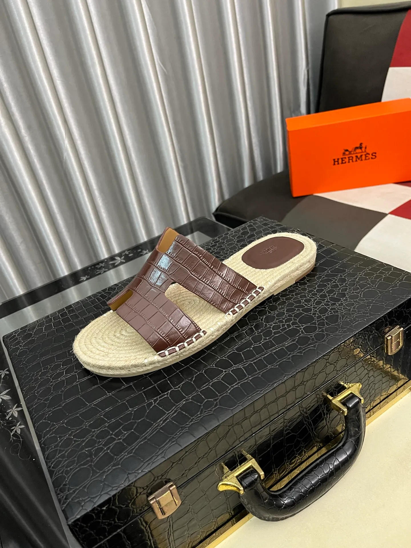 Men's shoes 💰340⌚️⌚️《HERMES》Hermes 💁♂️Men's casual slippers, compare the quality at the counter🧚🏿♂️ The upper layer has a stone pattern with clear texture, showing high-end, high-end, comfortable to wear and versatile. Purely hand-pulled, raw rubber breathable outsole, breathable and comfortable lambskin lining, 100% comfortable density, original rubber outsole wear-resistant code number 38-44. Can be customized 45-46-47